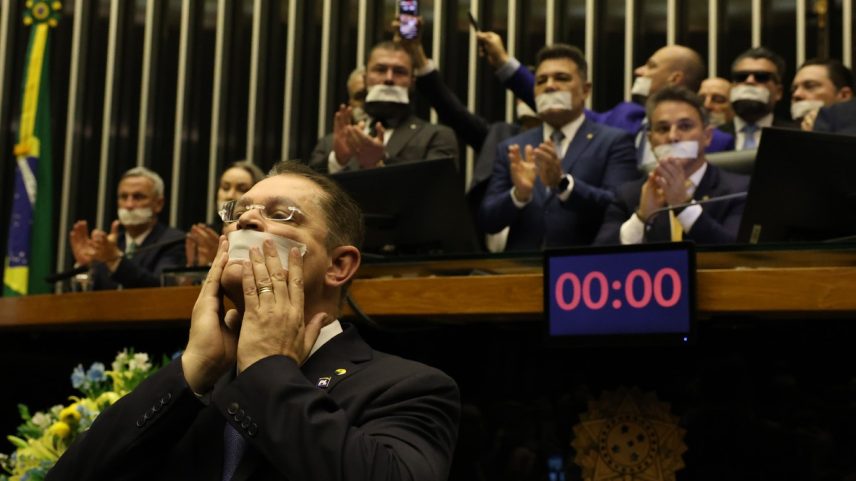 Deputado Sóstenes Cavalcante (PL-RJ) e parlamentares de oposição em ato no plenário da Câmara após prisão domiciliar de Jair Bolsonaro (Foto: José Cruz/Agência Brasil)