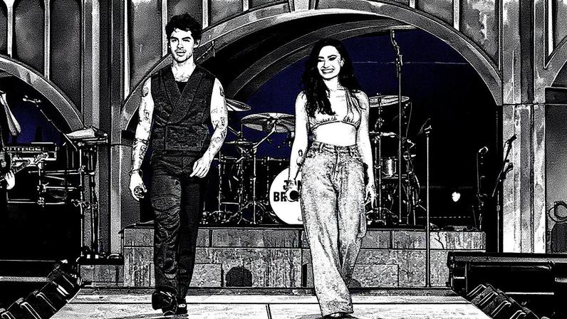 Ex-namorados Demi Lovato e Joe Jonas se reuniram para alguns clássicos de 'Camp Rock' na abertura da turnê de 20 anos dos Jonas Brothers no domingo (8 de agosto). (Foto: Reprodução)