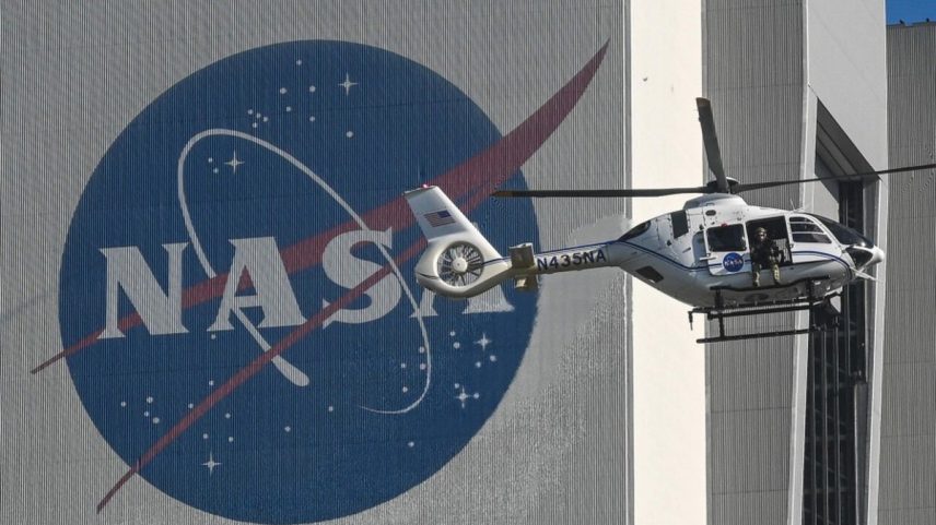 Helicóptero da Nasa segue em direção ao Kennedy Space Center, em Cabo Canaveral, Flórida, em 31 de julho (Foto: CHANDAN KHANNA / AFP)