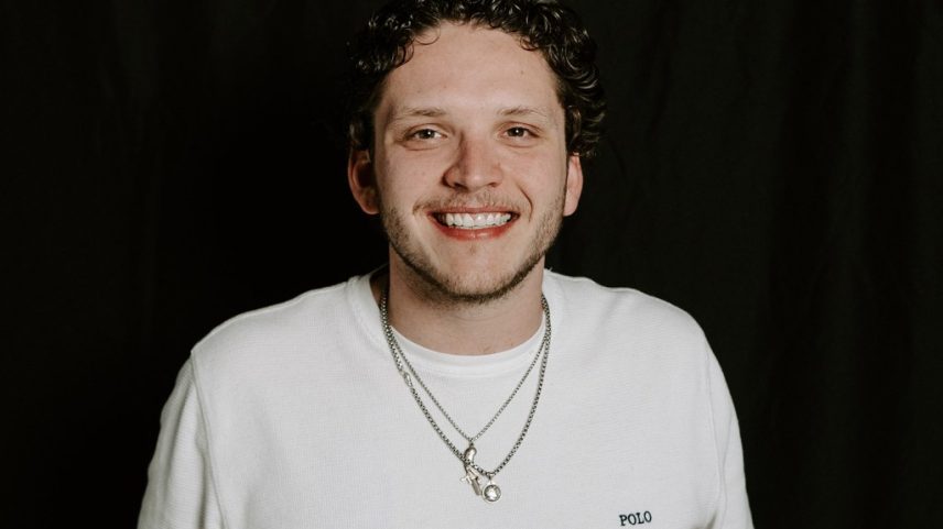 O compositor Rocky Block fala sobre como escreveu sucessos para Morgan Wallen, Cole Swindell e outros. (Foto: Reprodução)