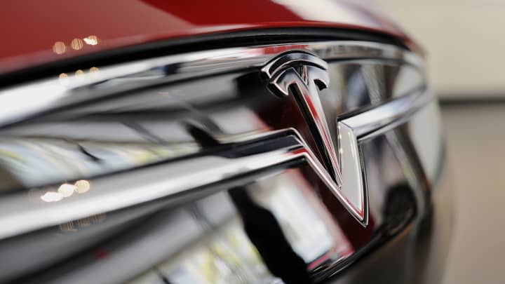 Logotipo da Tesla Motors Inc. (Foto: Michael Short | Bloomberg | Getty Images)