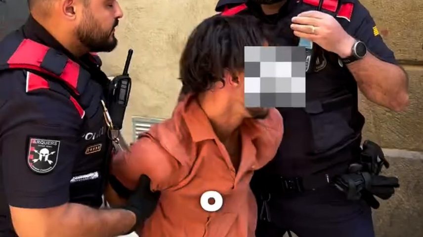 Policiais levando ladrão rendido por irmãos brasileiros em Barcelona (Foto: Instagram/Reprodução)