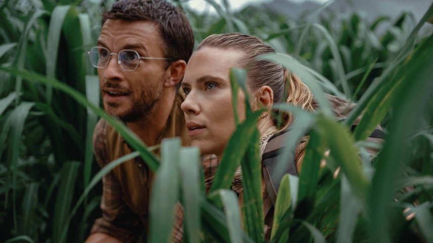 Os atores Jonathan Bailey e Scarlett Johansson em cena de 'Jurassic World: Recomeço' (Foto: Universal/Divulgação)
