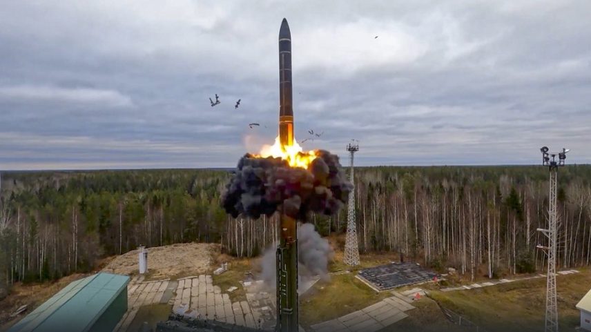 Míssil intercontinental balístico russo Yars é lançado em exercício de guerra nuclear em Plesetsk, em 2022 (Foto: Ministério da Defesa da Rússia/AP Photo)