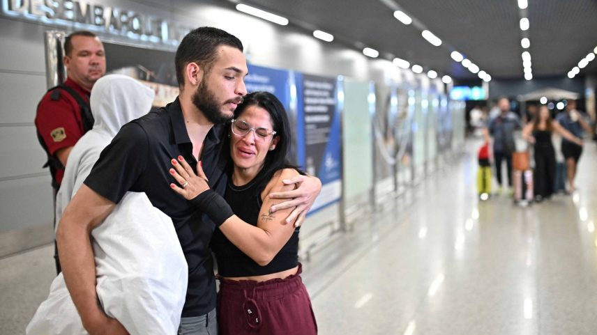 Imigrante brasileiro deportado dos EUA chega ao aeroporto de Belo Horizonte em janeiro. (Foto: Reuters)