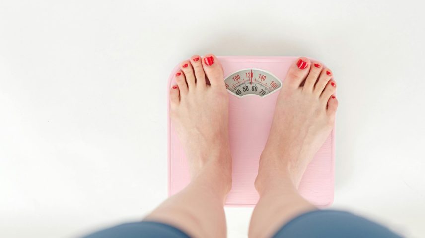 Por volta dos 30 anos, os hábitos de vida podem pesar mais do que o metabolismo (Foto: Shvets Production para Pexels)