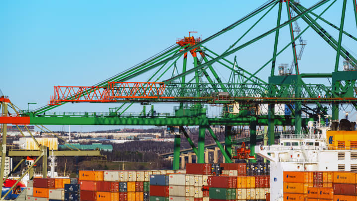 Guindastes de pórtico acima de um navio porta-contêiner. (Foto: Shaunl | E+ | Getty Images)