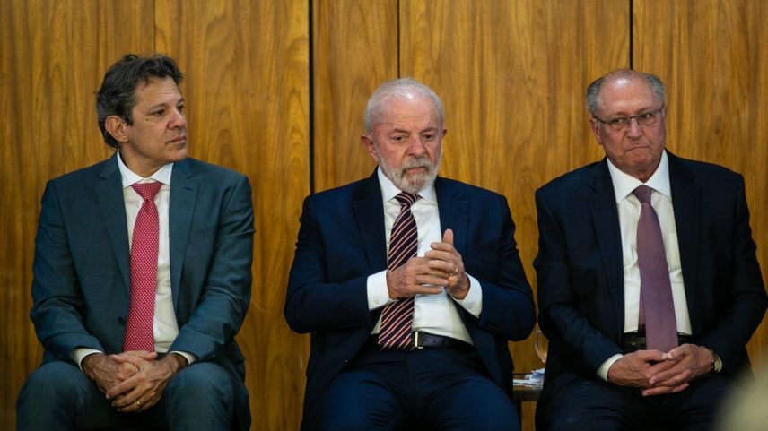Presidente Lula, Ministro da Fazenda, Fernando Haddad e vice-presidente Geraldo Alckmin: pacote de socorro às empresas atingidas pela tarifa de 50% de Trump ainda não foi anunciado (Foto: Brenno Carvalho / Agência O Globo)