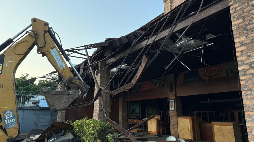 Varanda do imóvel onde funciona o restaurante Frontera, no Jardim Oceânico, é demolida (Foto: Divulgação/SMDU)