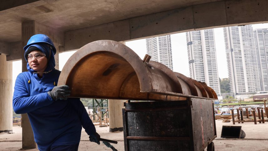 Jéssica Mayra Barbosa dos Santos, 32, é servente de obras no Parque Global, na zona sul de São Paulo; com a nova nomenclatura, ela passará a ser chamada de aprendiz e terá um plano de carreira (Foto: Karime Xavier/Folhapress)