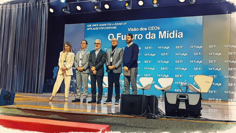 CEOs do SBT (Daniela Beyruti), da Globo (Paulo Marinho), da Bandeirantes (Carlos Luiz Giordani) e da Record (Marcus Vinicius Vieira) e o jornalista (Foto: Ruan de Sousa Gabriel)