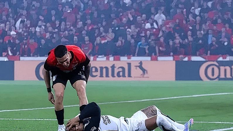Lance em Athletico-PR x Corinthians (Foto: Reprodução)
