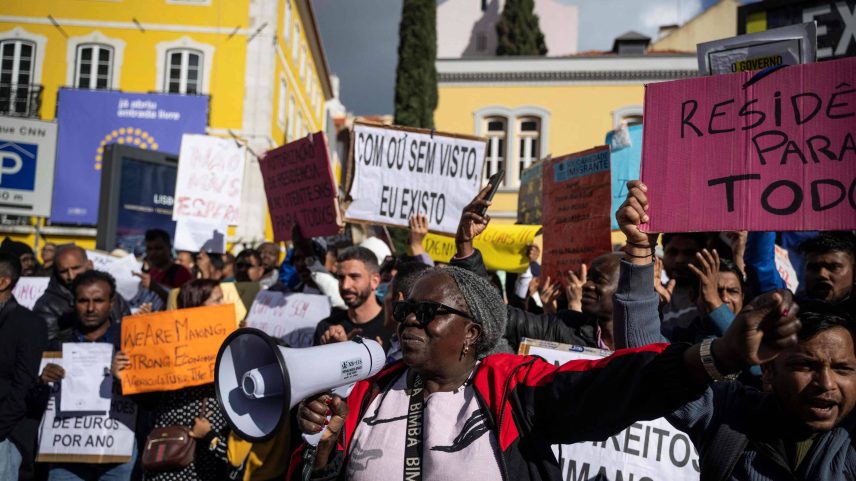 Imigrantes protestam contra novas políticas de imigração do governo português, em frente ao Parlamento, em Lisboa (Foto: Patricia de Melo Moreira - 25.out.24/AFP)