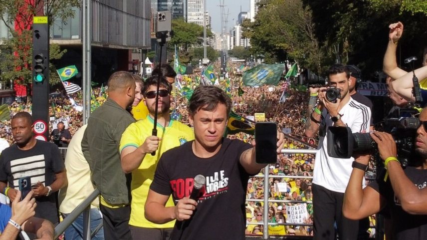 Nikolas Ferreira (PL-MG) durante chamada de vídeo com Jair Bolsonaro em manifestação bolsonarista na Avenida Paulista no último domingo (Foto: Edilson Dantas/O Globo)