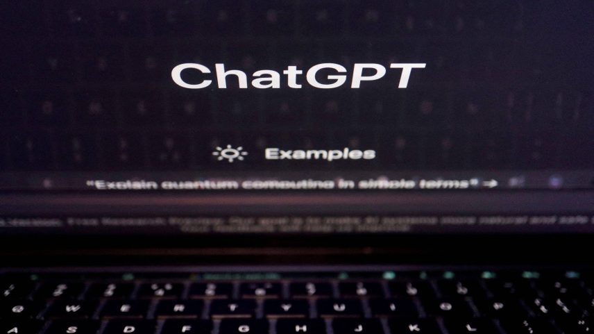 Tela de notebook aberta no ChatGPT (Foto: Reuters)