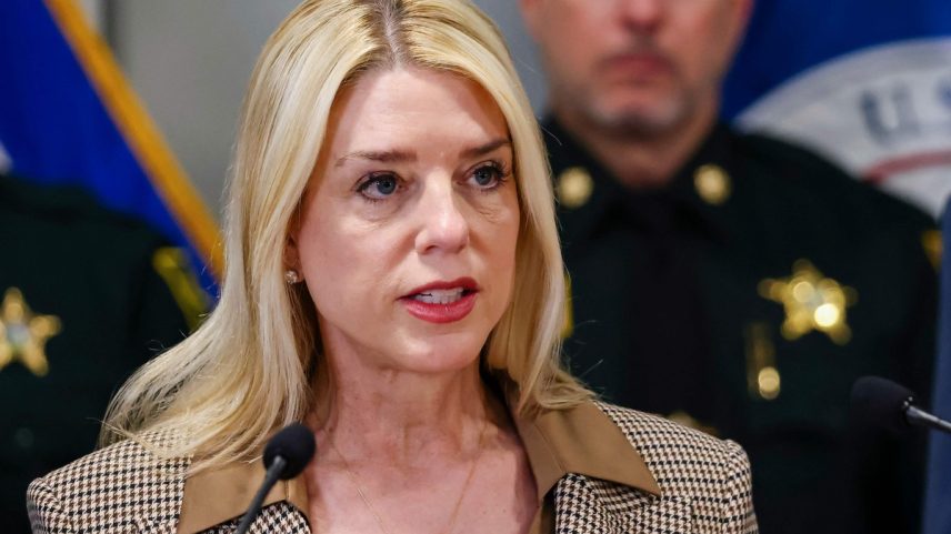 Secretária de Justiça dos EUA, Pam Bondi, em entrevista coletiva sobre as atividades da gangue MS-13 (Foto: Eva Marie UZCATEGUI / AFP)