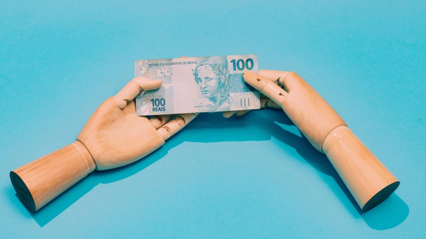 Cédula de R$ 100. (Foto: Gabriel Cabral - 20.nov.2023/Folhapress)