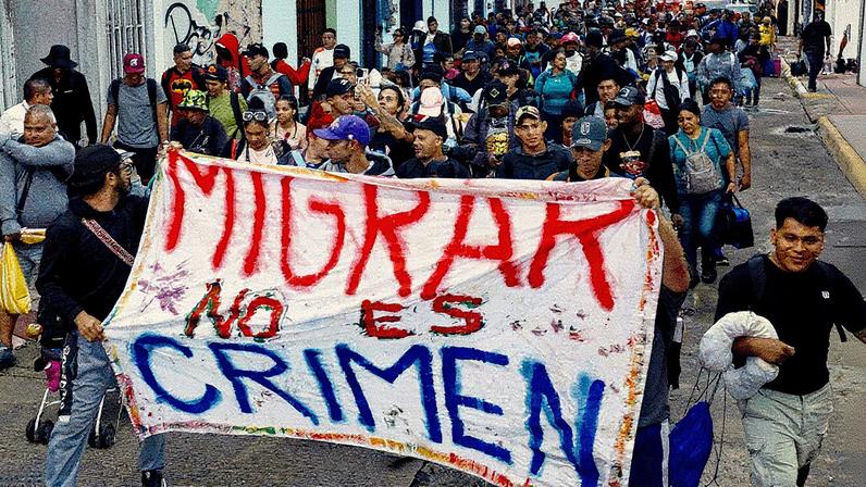 Caravana de migrantes em Chiapas ruma em direção à Cidade do México: “Migrar não é crime”, diz cartaz (Foto: Jose Torres/AFP)