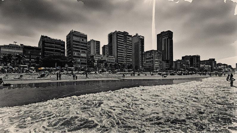 Praia do Leblon neste sábado de calor (Foto: g1)