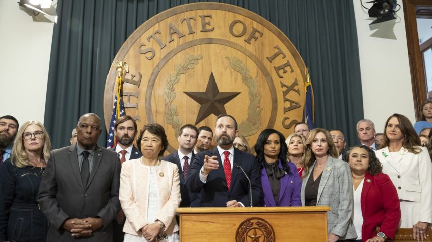 O presidente da Câmara do Texas, deputado estadual Dustin Burrows, fala à imprensa após reunião republicana sobre redistribuição de distritos, em Austin, em 4 de agosto de 2025 (Foto: Ilana Panich-Linsman/The New York Times)