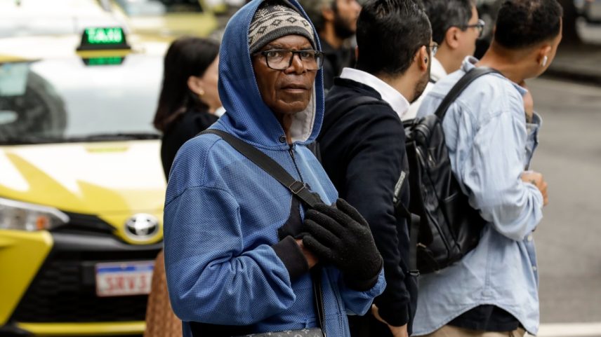 O dress code tem exigido casacos, calças compridas, cachecóis, botas, luvas e toucas (Foto: Gabriel de Paiva)
