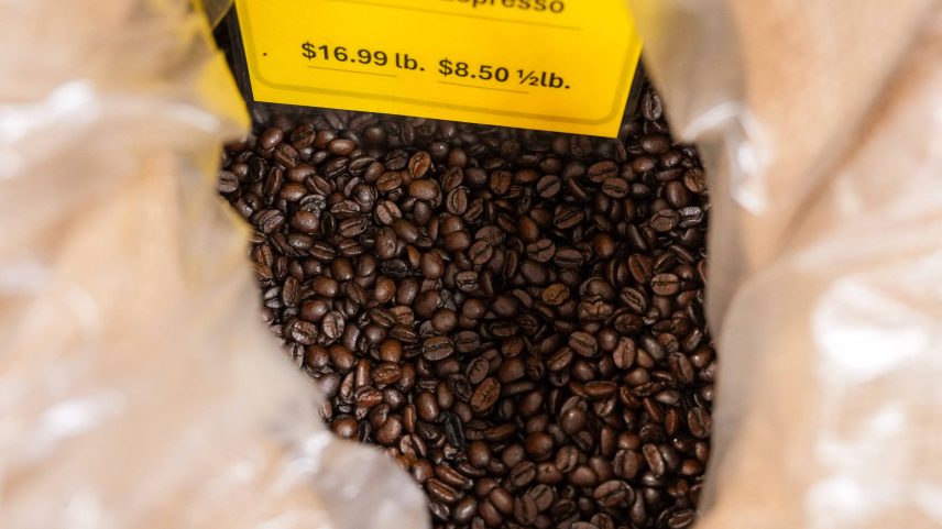Café brasileiro vendido a granel em mercado de Nova York (Foto: Adam Gray - 15.jul.2025/Reuters)