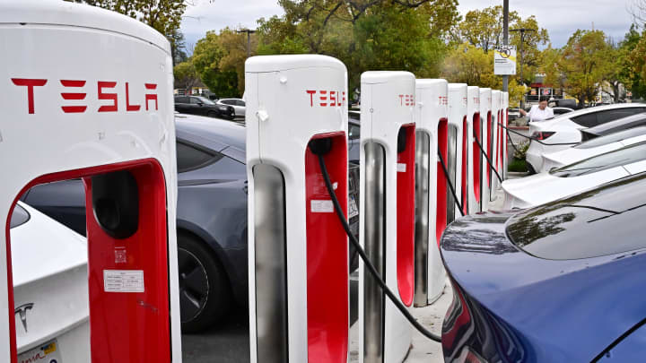 Veículos elétricos da Tesla em uma estação de carregamento em Alhambra, Califórnia, em 11 de março de 2025. (Foto: Frederic J. Brown | AFP | Getty Images)