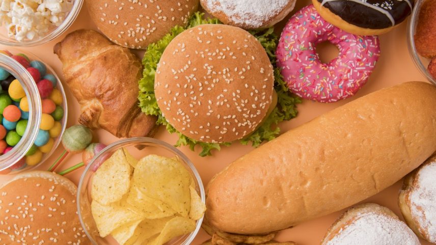 Os ultraprocessados são feitos para serem consumidos em grande quantidade — Foto: Freepik