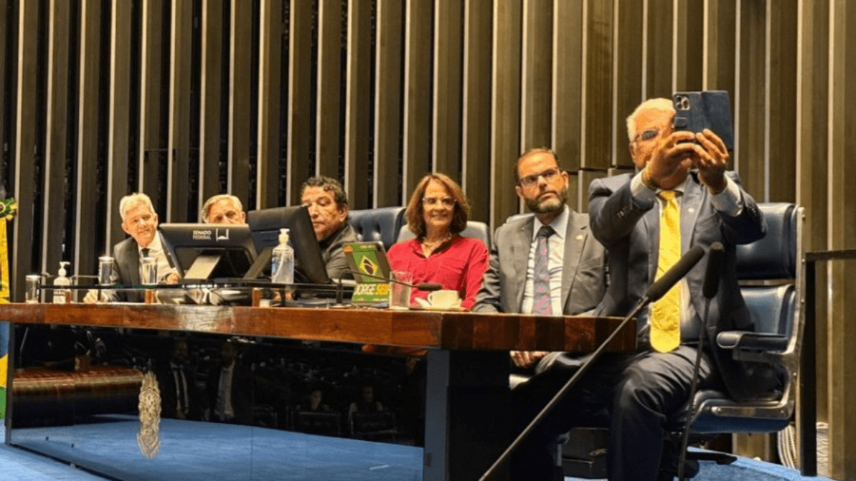 Senadores sentados à mesa principal do Senado. São eles senadores Eduardo Girão (Novo), Damares Alves (Republicanos), Jorge Seif (PL), Magno Malta (PL), Izalci Lucas (PL) e Jaime Bagattoli (PL) (Foto: Reprodução)