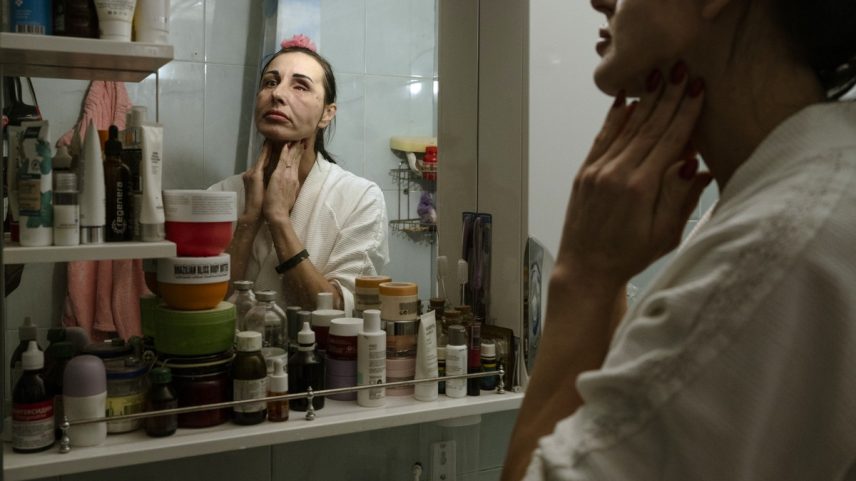 Nelya Leonidova, que voltava de uma granja de frangos para distribuir alimentos aos moradores locais quando aviões de guerra russos bombardearam a estrada, em Kolomyya, Ucrânia (Foto: Laetitia Vancon/The New York Times)