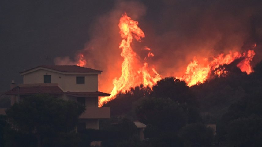 Floresta é tomada pelas chamas enquanto um incêndio florestal se alastra perto de Palaia Fokaia, cerca de 45 km ao sul de Atenas, em 8 de agosto de 2025 (Foto: Aris MESSINIS / AFP)