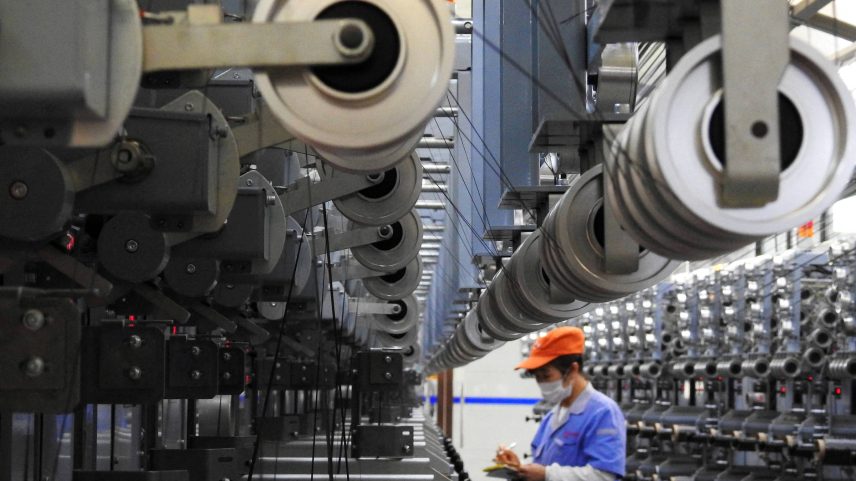 Profissional trabalha na linha de produção de uma fábrica no interior da China (Foto: CHINA STRINGER NETWORK - 27.out.18/Reuters)