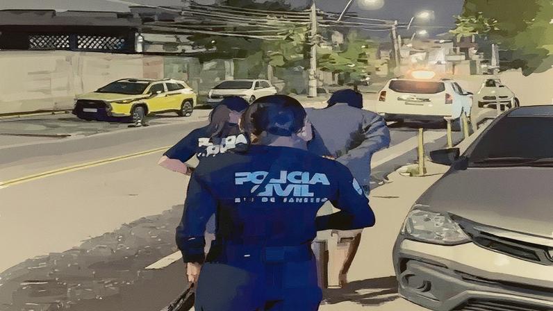 Suspeito chega à sede da Deam de São João de Meriti com o rosto coberto por um capuz (Foto: Reprodução)