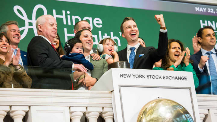 Os cofundadores da Hinge Health, Gabriel Mecklenburg e Daniel Perez, celebram sua oferta pública inicial na Bolsa de Valores de Nova York em 22 de maio de 2025. (Foto: NYSE)