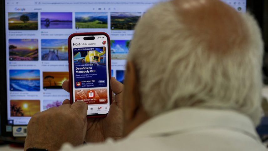 Idoso manuseia celular (Foto: Joédson Alves/Agência Brasil)