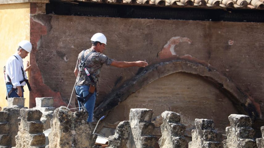 Um operário em um dos telhados afetados pelo incêndio da Mezquita-catedral de Córdoba na última sexta-feira. (Foto: Salas (EFE))