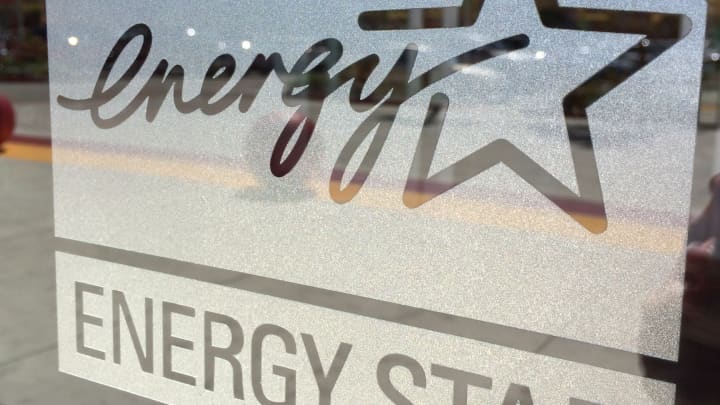 Sinal de Energy Star em um edifício. (Foto: Lynne Gilbert | Moment Mobile | Getty Images)
