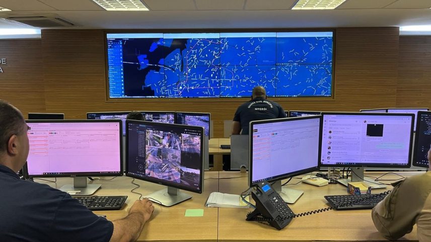 Agentes atuam no Cisp, em Niterói: a tela azul mostra o mapa do novo sistema ShotSpotter de detecção de tiros (Foto: Divulgação/Luciana Carneiro)