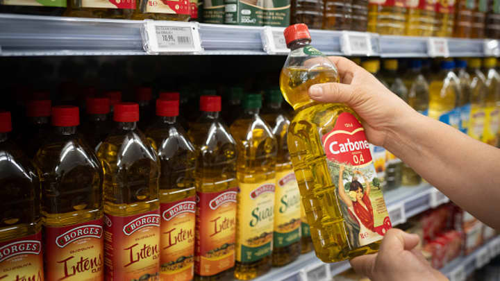 Uma vista aérea de trabalhadores agrícolas lavando uvas, com uma mistura de água, azeite e carbonato de potássio chamada "posata" para deixá-las mais brilhantes e protegê-las dos raios ardentes do sol na Planície de Menemen, em Izmir, Turquia, em 27 de agosto de 2024. (Foto: Anadolu | Anadolu | Getty Images)
