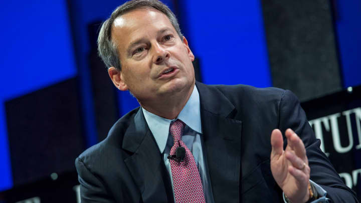 Walter "Walt" Bettinger, presidente e CEO da Charles Schwab, fala durante o Fortune Global Forum de 2015 em San Francisco, em 3 de novembro de 2015. (Foto: David Paul Morris | Bloomberg | Getty Images)