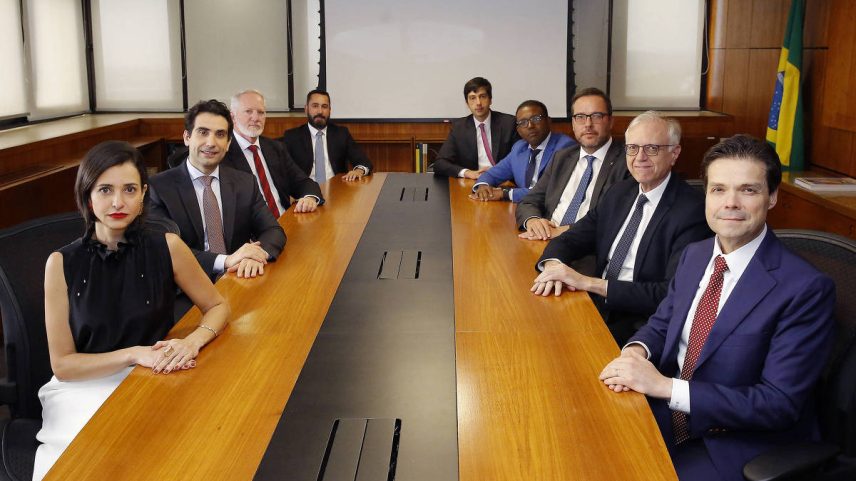 Atual composição do Copom (Comitê de Política Monetária). De frente para trás, à esq., diretora Izabela Correa (Relacionamento, Cidadania e Supervisão de Conduta); Gabriel Galípolo, presidente do BC; diretores Gilneu Vivan (Regulação) e Rodrigo Alves Teixeira (Administração). À dir., diretores Nilton David (Política Monetária), Paulo Picchetti (Assuntos Internacionais), Renato Gomes (Organização do Sistema Financeiro e de Resolução), Ailton Aquino (Fiscalização) e Diogo Guillen (Política Econômica) (Foto: Raphael Ribeiro - 29.jan.25/Banco Central)