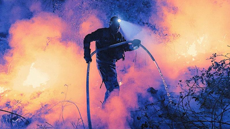 Um brigadista florestal utiliza uma mangueira para apagar as chamas em Ribadavia, Ourense, Galícia, Espanha – 18 de agosto (Foto: Getty/Getty Images)