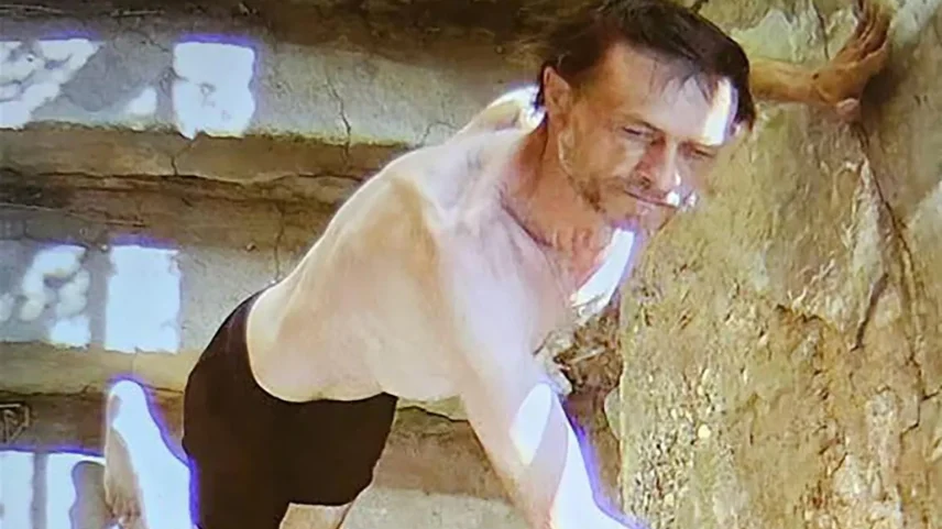 O suspeito supostamente fugiu da cena vestindo apenas um short preto (Foto: Reuters)