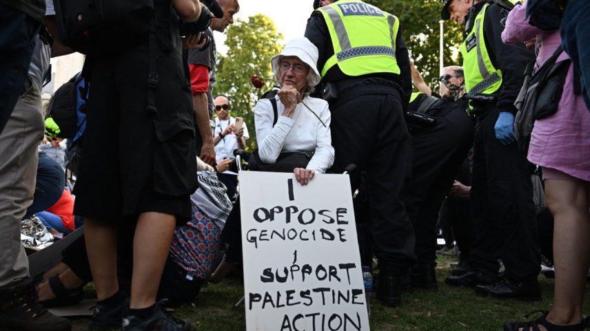 Manifestantes foram ao centro de Londres protestar contra a postura do Reino Unido no conflito entre Israel e Palestina (Foto: Chris J Ratcliffe/AFP)