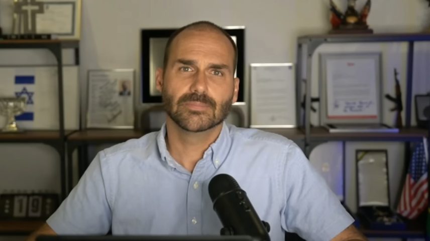 Eduardo Bolsonaro (PL-SP) em live neste domingo (21/07) (Foto: Reprodução/YouTube)