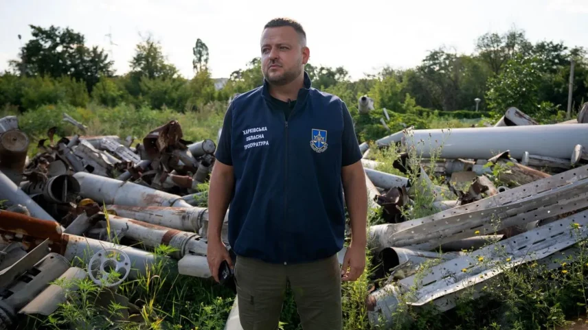 Dymtro Chubenko coleta e documenta evidências de ataques russos (Foto: Lee Durant/BBC)