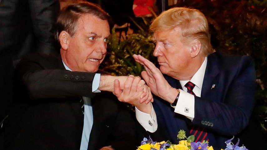 Jair Bolsonaro fotografado em jantar ao lado do então presidente dos EUA, Donald Trump, em 2020 (Foto: Allan Santos/Presidência da República)
