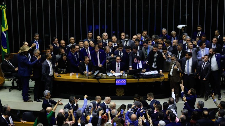 Deputado Hugo Motta conseguiu retomar a cadeira da presidência da Câmara quase 2h depois do horário marcado para a sessão (Foto: Wilton Junior/Estadão)
