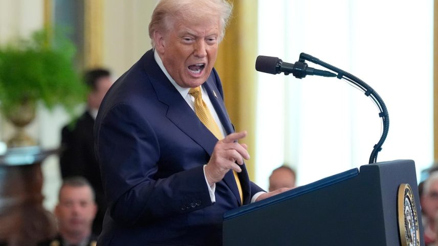 O presidente dos EUA, Donald Trump, fala durante uma cerimônia na Casa Branca, em Washington: tom beligerante e ataques a aliados (Foto: Alex Brandon/AP)