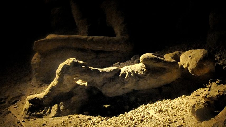 Além dos corpos petrificados de vítimas da erupção, novas escavações revelam que sobreviventes voltaram a viver entre as ruínas de Pompeia por séculos após a tragédia. (Foto: AFP/VEJA)